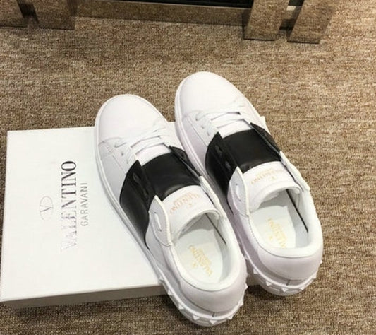 les chaussures Valentino Low Femme sont un témoignage de l'engagement de Valentino à combiner style et sophistication.