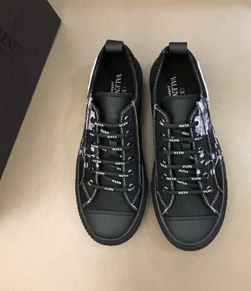 les chaussures Valentino Low Femme sont un témoignage de l'engagement de Valentino à combiner style et sophistication.