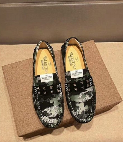 les chaussures Valentino Low Femme sont un témoignage de l'engagement de Valentino à combiner style et sophistication.