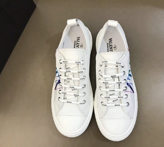 les chaussures Valentino Low Femme sont un témoignage de l'engagement de Valentino à combiner style et sophistication.