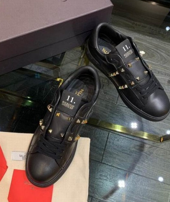 les chaussures Valentino Low Femme sont un témoignage de l'engagement de Valentino à combiner style et sophistication.