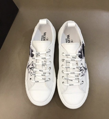 les chaussures Valentino Low Femme sont un témoignage de l'engagement de Valentino à combiner style et sophistication.