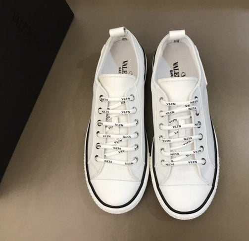 les chaussures Valentino Low Femme sont un témoignage de l'engagement de Valentino à combiner style et sophistication.