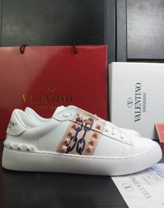 les chaussures Valentino Low Femme sont un témoignage de l'engagement de Valentino à combiner style et sophistication.