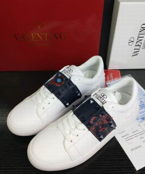 les chaussures Valentino Low Femme sont un témoignage de l'engagement de Valentino à combiner style et sophistication.