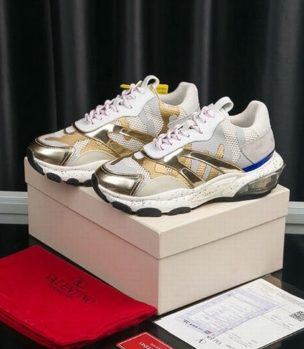 les chaussures Valentino Low Femme sont un témoignage de l'engagement de Valentino à combiner style et sophistication.