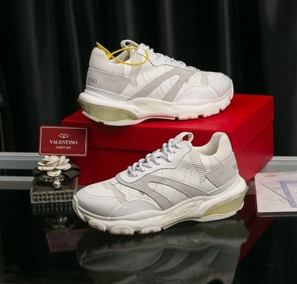 les chaussures Valentino Low Femme sont un témoignage de l'engagement de Valentino à combiner style et sophistication.