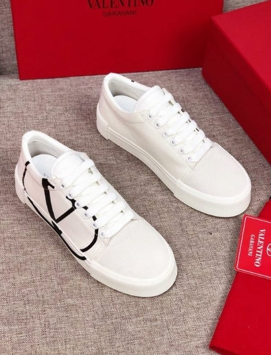  les chaussures Valentino Low Femme sont un témoignage de l'engagement de Valentino à combiner style et sophistication.