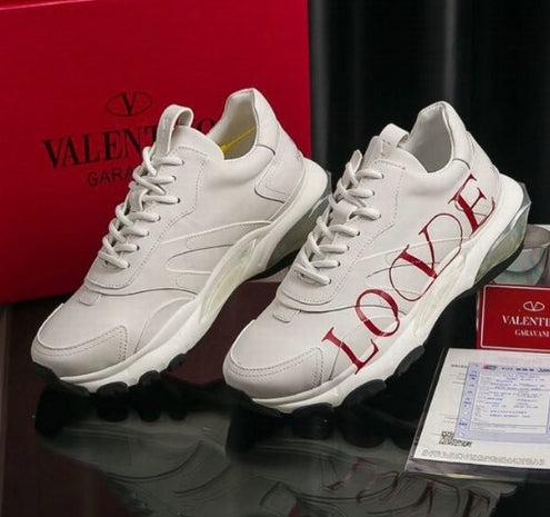 les chaussures Valentino Low Femme sont un témoignage de l'engagement de Valentino à combiner style et sophistication.