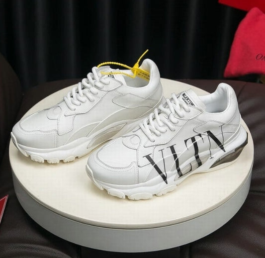 les chaussures Valentino Low Femme sont un témoignage de l'engagement de Valentino à combiner style et sophistication.
