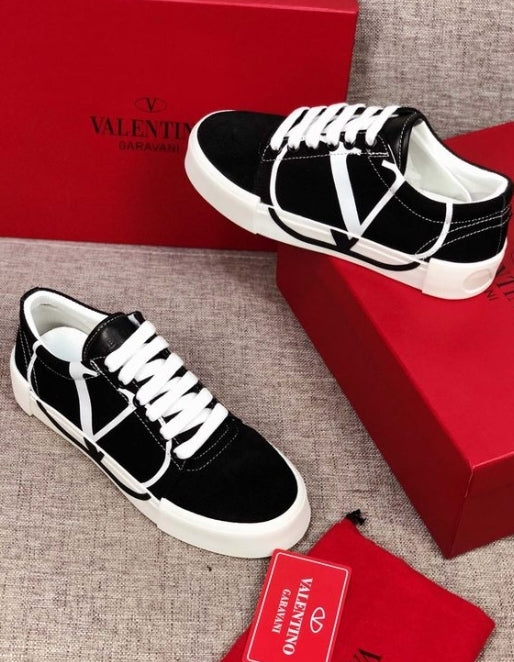  les chaussures Valentino Low Femme sont un témoignage de l'engagement de Valentino à combiner style et sophistication.