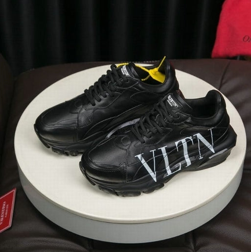  les chaussures Valentino Low Femme sont un témoignage de l'engagement de Valentino à combiner style et sophistication.