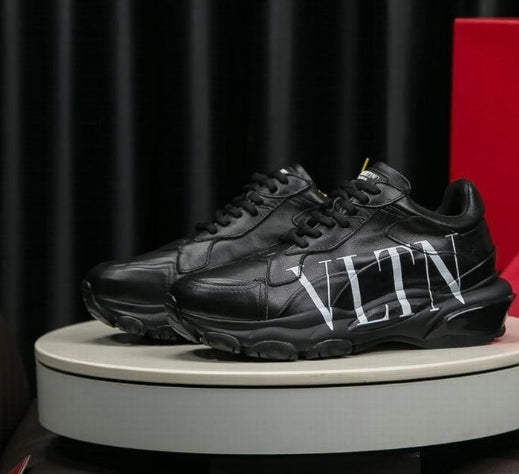  les chaussures Valentino Low Femme sont un témoignage de l'engagement de Valentino à combiner style et sophistication.