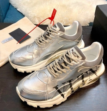 Résultats de l'évolution emblématique de la marque Valentino, les chaussures Valentino Low Femme sont un témoignage de l'engagement de Valentino à combiner style et sophistication.