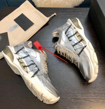 Résultats de l'évolution emblématique de la marque Valentino, les chaussures Valentino Low Femme sont un témoignage de l'engagement de Valentino à combiner style et sophistication.