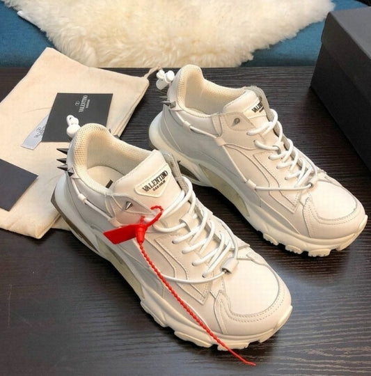  les chaussures Valentino Low Femme sont un témoignage de l'engagement de Valentino à combiner style et sophistication.