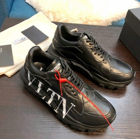  les chaussures Valentino Low Femme sont un témoignage de l'engagement de Valentino à combiner style et sophistication.