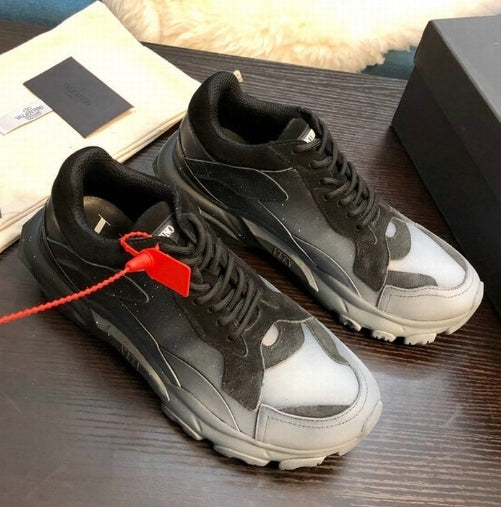  les chaussures Valentino Low Femme sont un témoignage de l'engagement de Valentino à combiner style et sophistication.