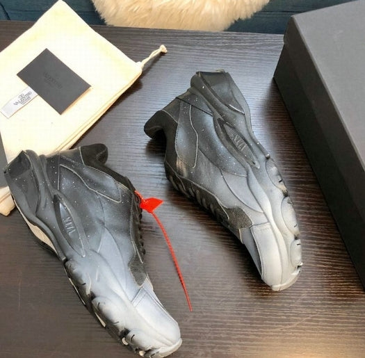 les chaussures Valentino Low Femme sont un témoignage de l'engagement de Valentino à combiner style et sophistication.