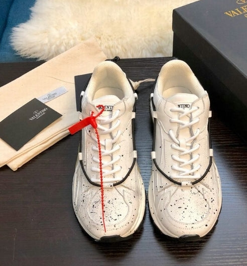  les chaussures Valentino Low Femme sont un témoignage de l'engagement de Valentino à combiner style et sophistication.