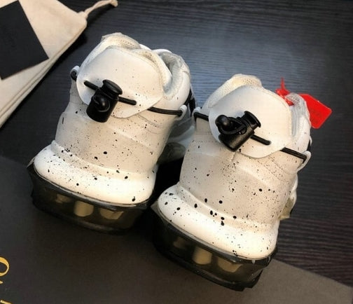  les chaussures Valentino Low Femme sont un témoignage de l'engagement de Valentino à combiner style et sophistication.