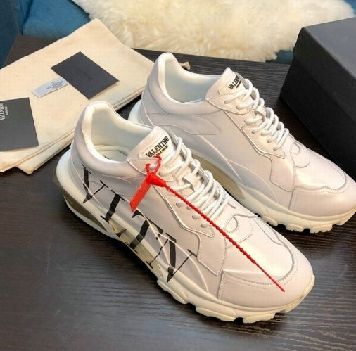  les chaussures Valentino Low Femme sont un témoignage de l'engagement de Valentino à combiner style et sophistication.