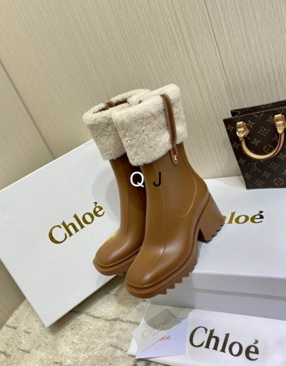 Bottines Chloe Femme Résultats de l'évolution emblématique de la marque Chloé, les bottines Chloé Femme sont un témoignage de l'engagement de Chloé à combiner style et élégance.