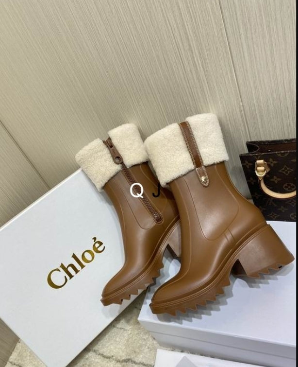 Bottines Chloe Femme Résultats de l'évolution emblématique de la marque Chloé, les bottines Chloé Femme sont un témoignage de l'engagement de Chloé à combiner style et élégance.