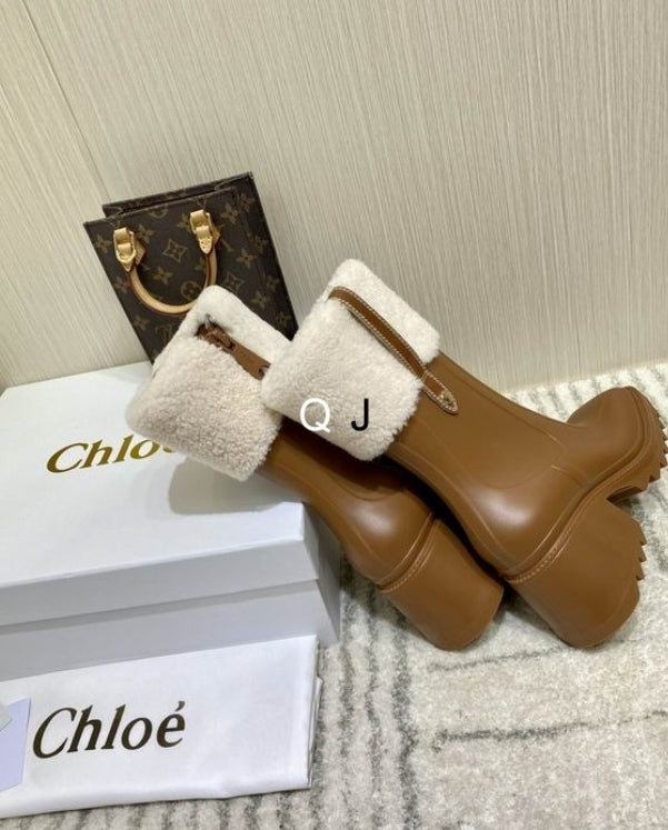 Bottines Chloe Femme Résultats de l'évolution emblématique de la marque Chloé, les bottines Chloé Femme sont un témoignage de l'engagement de Chloé à combiner style et élégance.