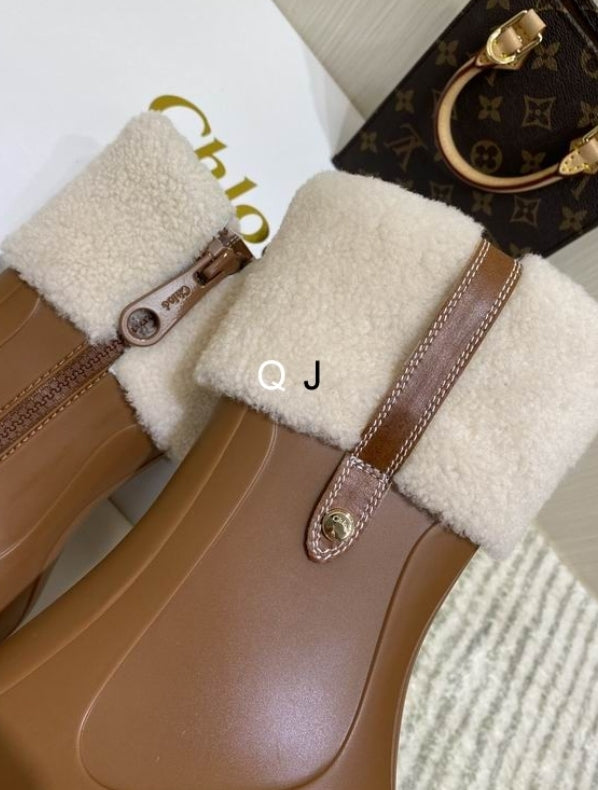Bottines Chloe Femme Résultats de l'évolution emblématique de la marque Chloé, les bottines Chloé Femme sont un témoignage de l'engagement de Chloé à combiner style et élégance.