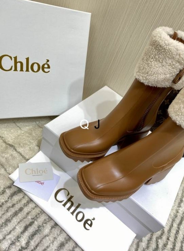 Bottines Chloe Femme Résultats de l'évolution emblématique de la marque Chloé, les bottines Chloé Femme sont un témoignage de l'engagement de Chloé à combiner style et élégance.