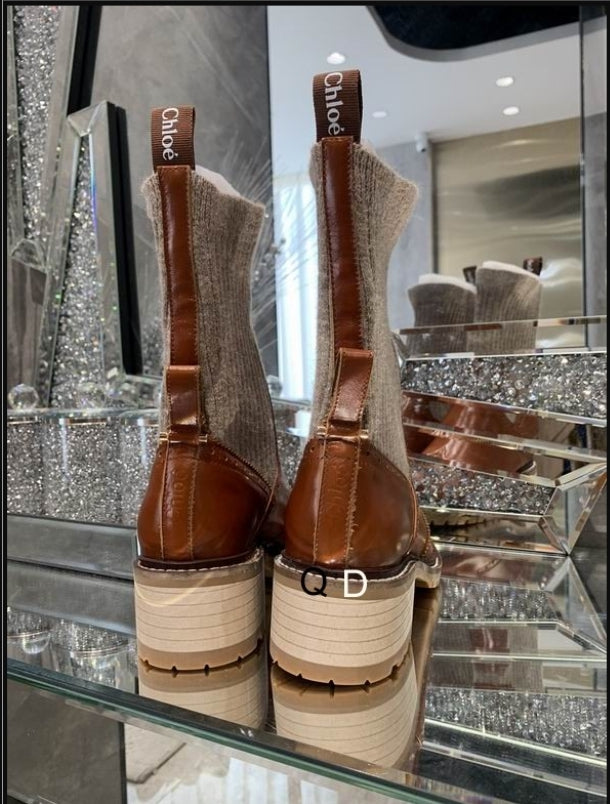 Bottines Chloe Femme Résultats de l'évolution emblématique de la marque Chloé, les bottines Chloé Femme sont un témoignage de l'engagement de Chloé à combiner style et élégance.