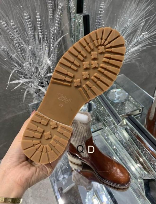 Bottines Chloe Femme Résultats de l'évolution emblématique de la marque Chloé, les bottines Chloé Femme sont un témoignage de l'engagement de Chloé à combiner style et élégance.