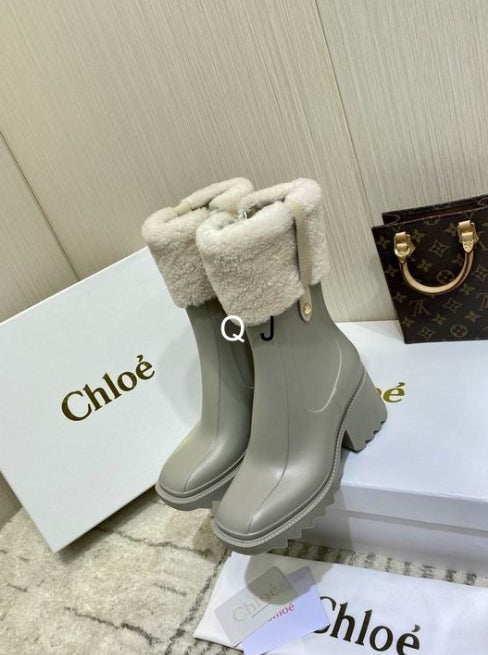 Bottines Chloe Femme Résultats de l'évolution emblématique de la marque Chloé, les bottines Chloé Femme sont un témoignage de l'engagement de Chloé à combiner style et élégance.