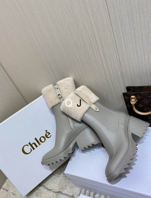 Bottines Chloe Femme Résultats de l'évolution emblématique de la marque Chloé, les bottines Chloé Femme sont un témoignage de l'engagement de Chloé à combiner style et élégance.
