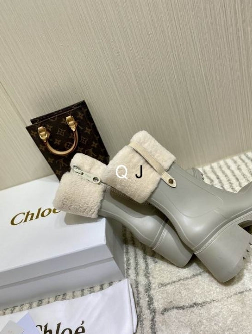 Bottines Chloe Femme Résultats de l'évolution emblématique de la marque Chloé, les bottines Chloé Femme sont un témoignage de l'engagement de Chloé à combiner style et élégance.
