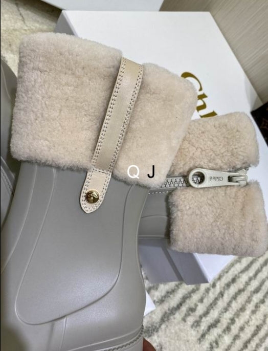 Bottines Chloe Femme Résultats de l'évolution emblématique de la marque Chloé, les bottines Chloé Femme sont un témoignage de l'engagement de Chloé à combiner style et élégance.