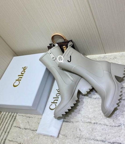 Bottines Chloe Femme Résultats de l'évolution emblématique de la marque Chloé, les bottines Chloé Femme sont un témoignage de l'engagement de Chloé à combiner style et élégance.