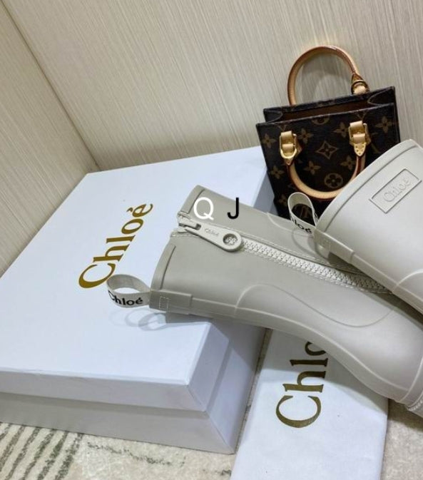 Bottines Chloe Femme Résultats de l'évolution emblématique de la marque Chloé, les bottines Chloé Femme sont un témoignage de l'engagement de Chloé à combiner style et élégance.
