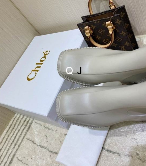 Bottines Chloe Femme Résultats de l'évolution emblématique de la marque Chloé, les bottines Chloé Femme sont un témoignage de l'engagement de Chloé à combiner style et élégance.