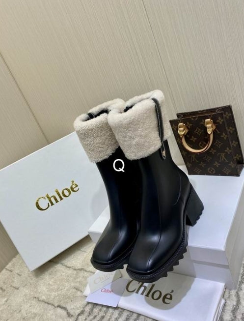 Bottines Chloe Femme Résultats de l'évolution emblématique de la marque Chloé, les bottines Chloé Femme sont un témoignage de l'engagement de Chloé à combiner style et élégance.