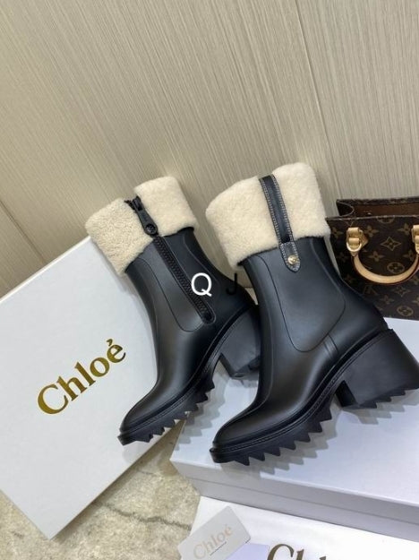Bottines Chloe Femme Résultats de l'évolution emblématique de la marque Chloé, les bottines Chloé Femme sont un témoignage de l'engagement de Chloé à combiner style et élégance.