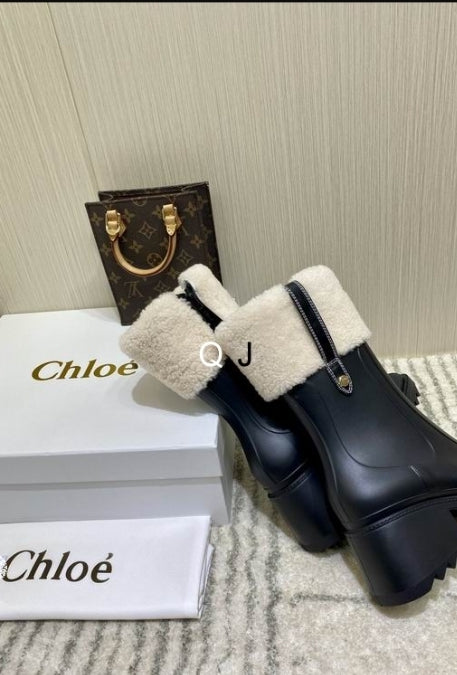 Bottines Chloe Femme Résultats de l'évolution emblématique de la marque Chloé, les bottines Chloé Femme sont un témoignage de l'engagement de Chloé à combiner style et élégance.