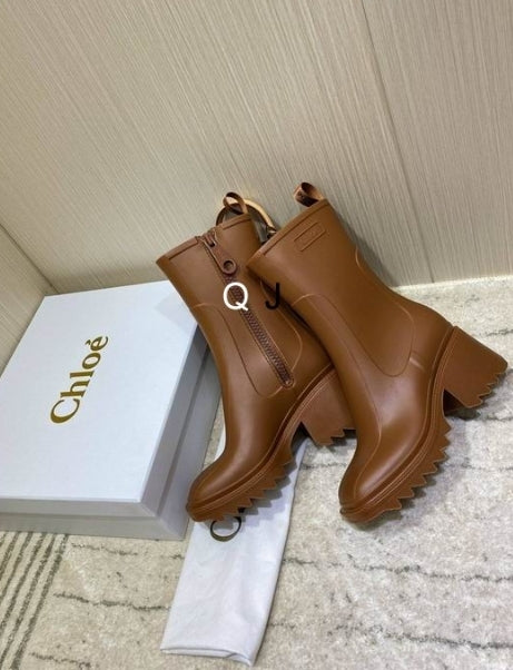 Bottines Chloe Femme Résultats de l'évolution emblématique de la marque Chloé, les bottines Chloé Femme sont un témoignage de l'engagement de Chloé à combiner style et élégance.