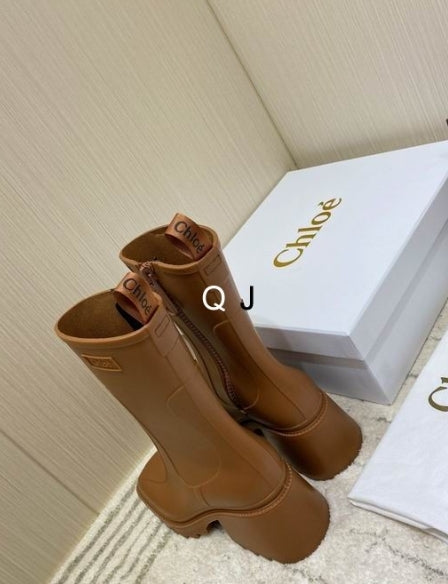 Bottines Chloe Femme Résultats de l'évolution emblématique de la marque Chloé, les bottines Chloé Femme sont un témoignage de l'engagement de Chloé à combiner style et élégance.