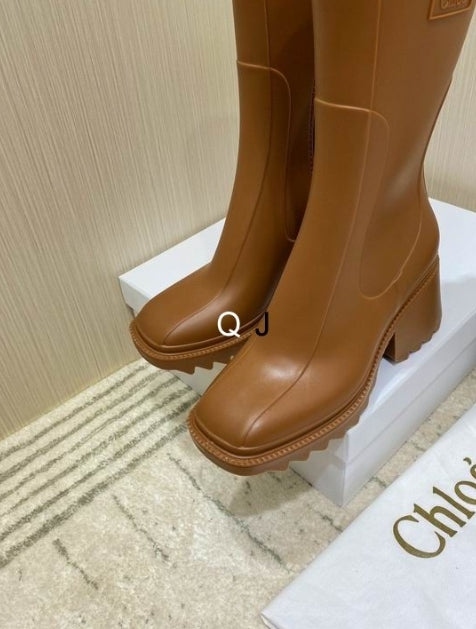 Bottines Chloe Femme Résultats de l'évolution emblématique de la marque Chloé, les bottines Chloé Femme sont un témoignage de l'engagement de Chloé à combiner style et élégance.