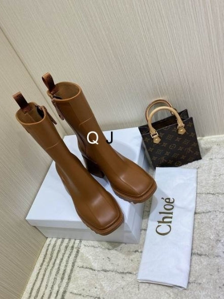 Bottines Chloe Femme Résultats de l'évolution emblématique de la marque Chloé, les bottines Chloé Femme sont un témoignage de l'engagement de Chloé à combiner style et élégance.