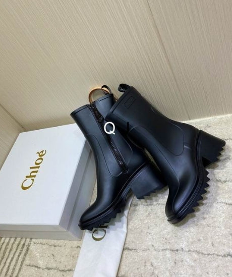 Bottines Chloe Femme Résultats de l'évolution emblématique de la marque Chloé, les bottines Chloé Femme sont un témoignage de l'engagement de Chloé à combiner style et élégance.