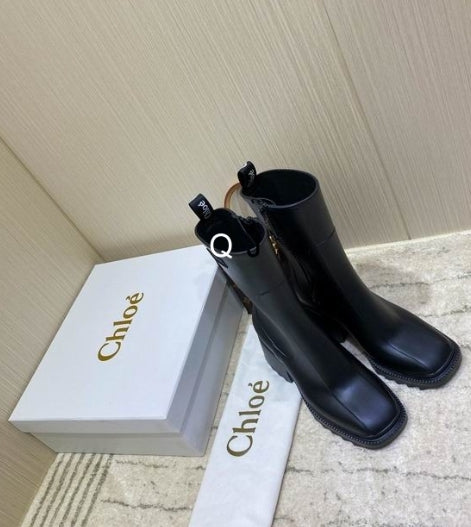 Bottines Chloe Femme Résultats de l'évolution emblématique de la marque Chloé, les bottines Chloé Femme sont un témoignage de l'engagement de Chloé à combiner style et élégance.