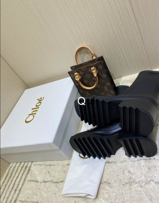 Bottines Chloe Femme Résultats de l'évolution emblématique de la marque Chloé, les bottines Chloé Femme sont un témoignage de l'engagement de Chloé à combiner style et élégance.